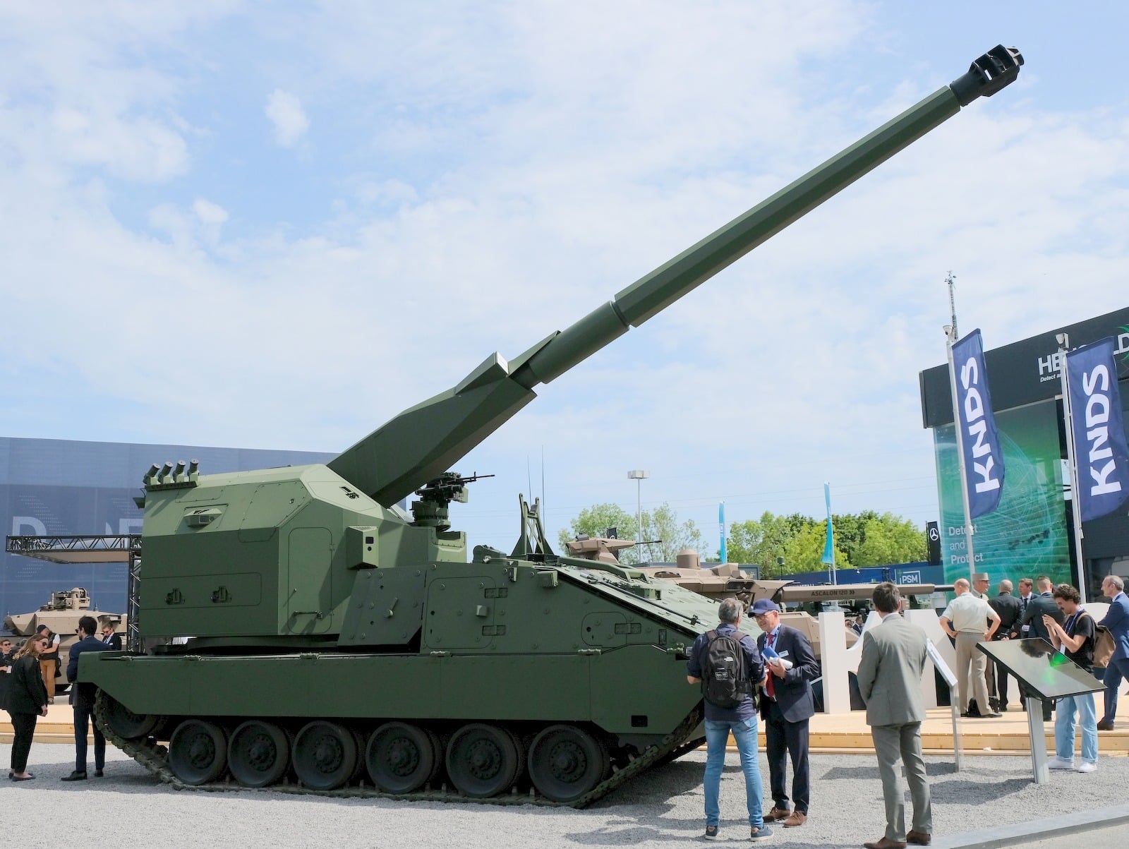 KNDS Unveils Loras Howitzer, Poised for 60km Standard Ammunition Range