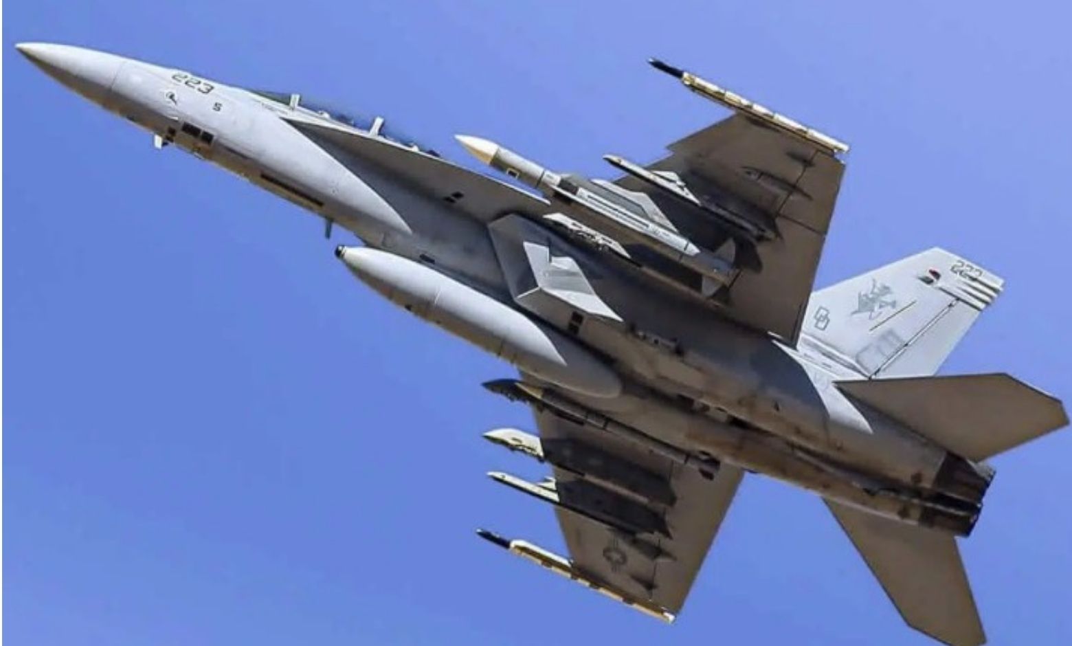 US Navy F/A-18F Super Hornet Tests Novel Dual Air-to-Air Missile Configuration